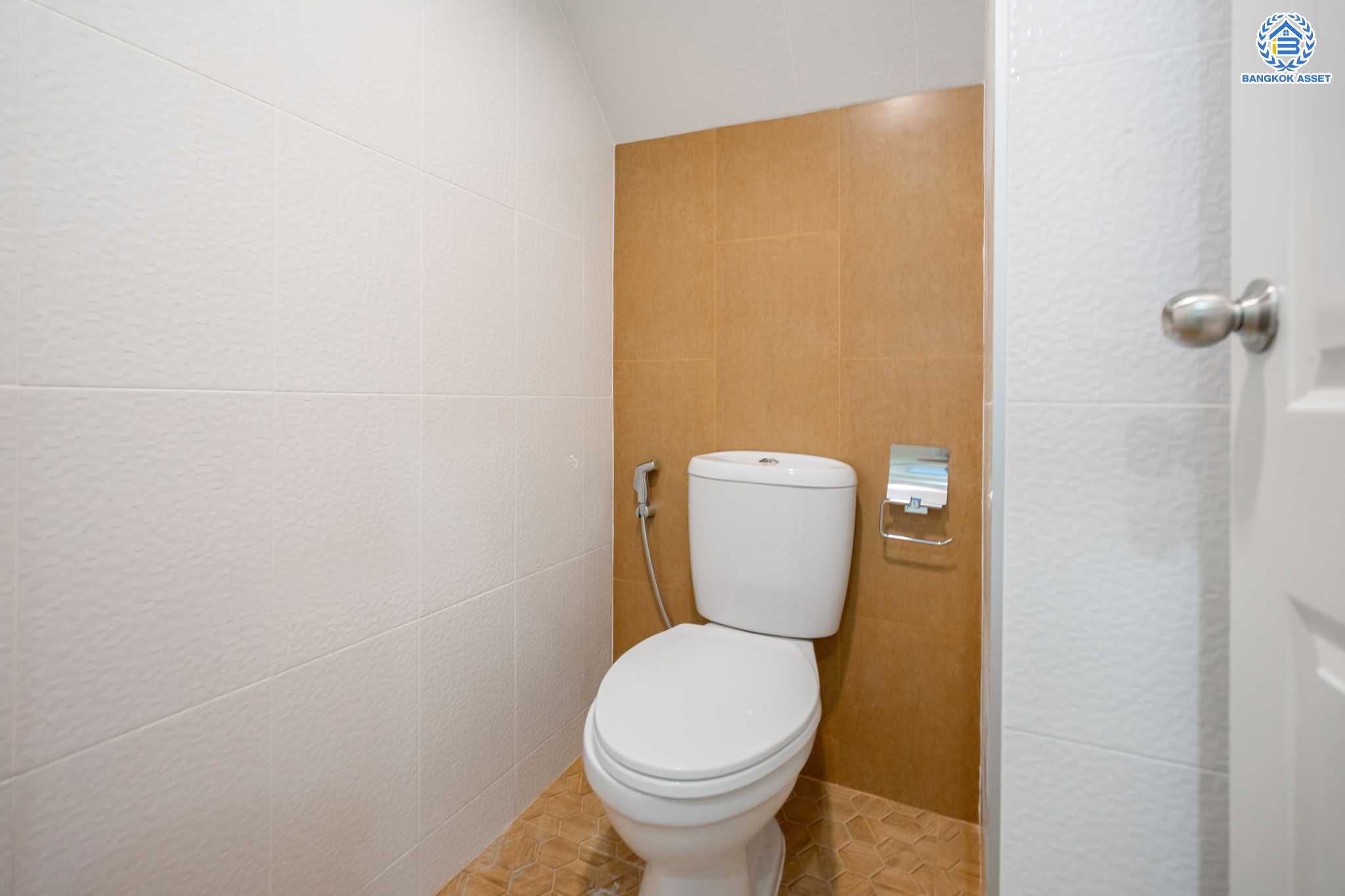 บ้านมือสองตกแต่งใหม่ ม.บ้านริมสวน ดอนเมือง เนื้อที่ 17.6 ตร.ว. ฟังก์ชันจัดเต็ม 3 ห้องนอน 3 ห้องน้ำ จอดรถได้ 2 คัน มีความเป็นส่วนตัว เดินทางเข้าสู่ใจกลางเมืองได้อย่างสะดวกสบาย ใกล้สนามบินดอนเมือง และทางด่วนศรีสมาน